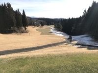 雪の残るゴルフ場.jpg